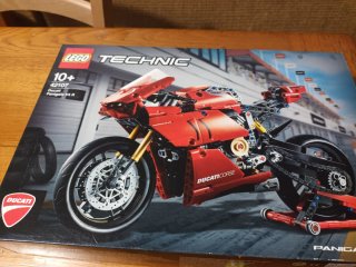 Lego Technic Ducati Panigale V4 R