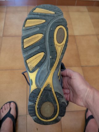 Zapatillas deportivas grises y amarillas