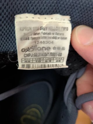 Zapatillas deportivas grises y amarillas