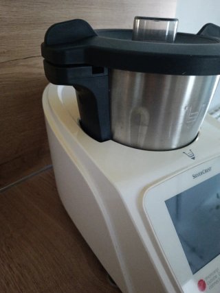 Monsieur Cuisine Connect Silvercrest con dos vasos