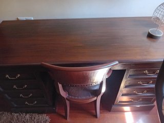 Escritorio de madera marrón