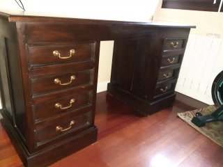 Escritorio de madera marrón