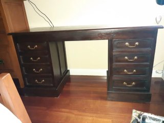 Escritorio de madera marrón