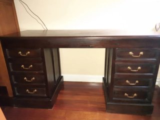Escritorio de madera marrón