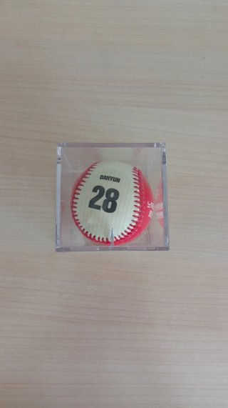 Pelota y photocard Twice Dahyun Strikezone