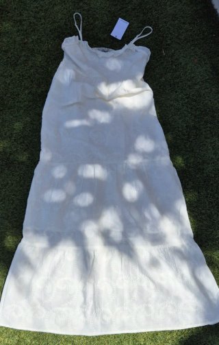 Vestido blanco bordado Stradivarius ibicenco