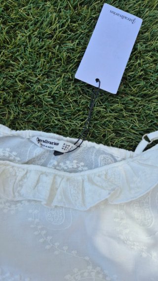 Vestido blanco bordado Stradivarius ibicenco