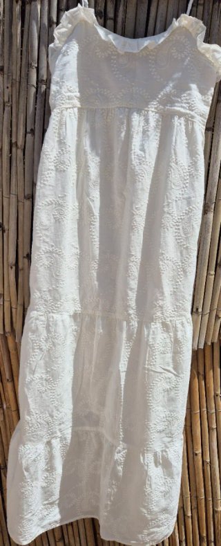 Vestido blanco bordado Stradivarius ibicenco