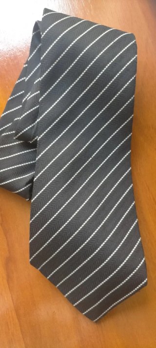 Corbata negra de vestir con rayas finas