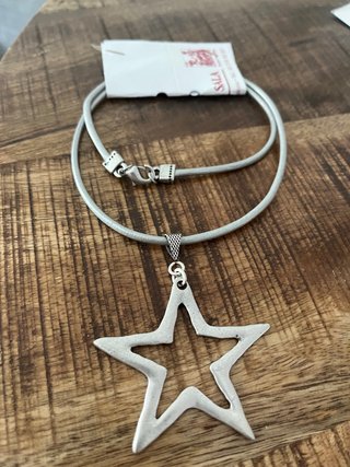 Collar con estrella plateada grande – Nuevo