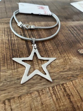 Collar con estrella plateada grande – Nuevo