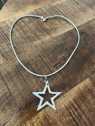 Collar con estrella plateada grande – Nuevo