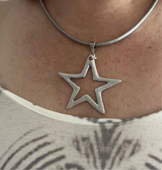 Collar con estrella plateada grande – Nuevo