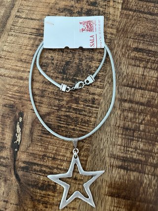 Collar con estrella plateada grande – Nuevo