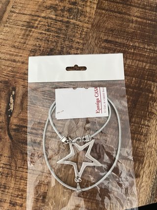 Collar con estrella plateada grande – Nuevo