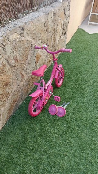 Bicicleta infantil rosa con ruedines