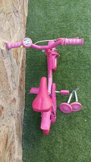 Bicicleta infantil rosa con ruedines