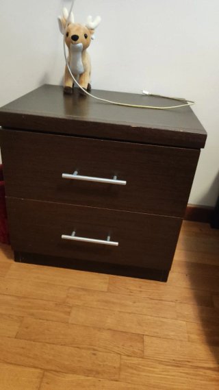 2 comodini marroni 2 cassetti
