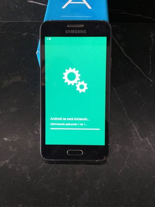 Samsung Galaxy A3 16GB Caja y Cargador