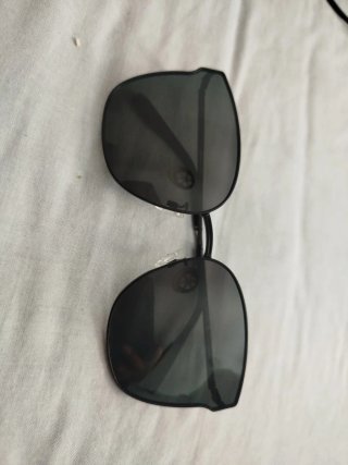 Gafas de sol negras y grises