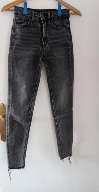 Pantalones vaqueros grises desgastados