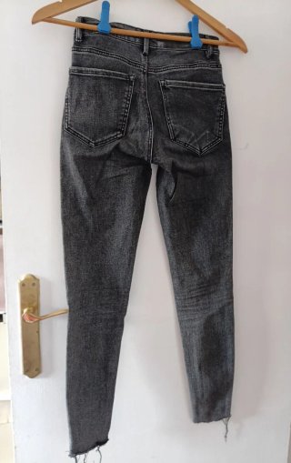 Pantalones vaqueros grises desgastados