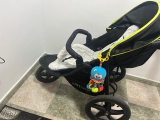 Carro de bebé con capota y juguete