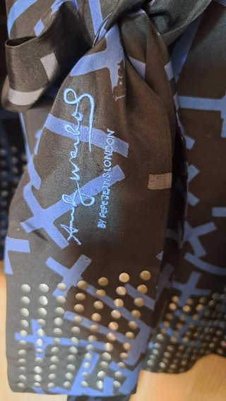 Vestido negro y azul con estampado
