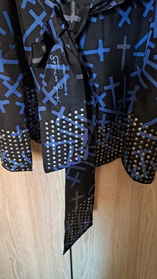 Vestido negro y azul con estampado