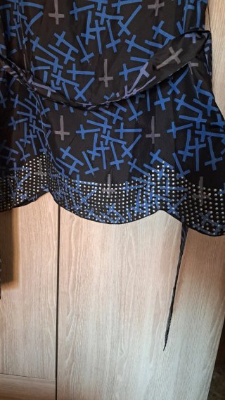 Vestido negro y azul con estampado