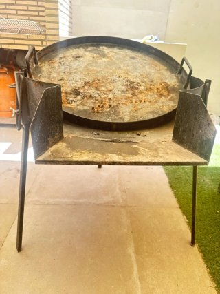 Barbacoa metálica negra y gris