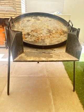 Barbacoa metálica negra y gris