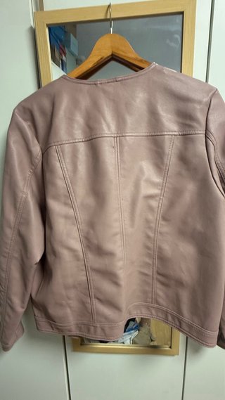 Cazadora rosa efecto piel