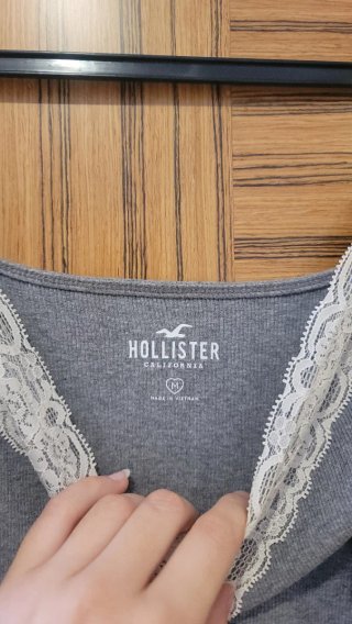 Camiseta tirantes encaje gris Hollister