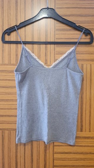 Camiseta tirantes encaje gris Hollister