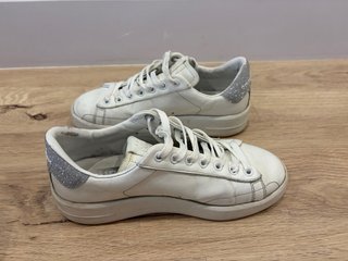 Zapatillas Golden Goose Blancas y Plateadas