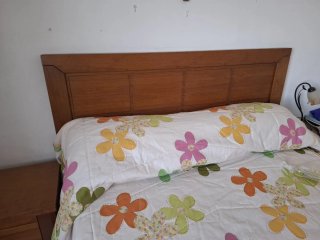Dormitorio matrimonio con cómoda y espejo.