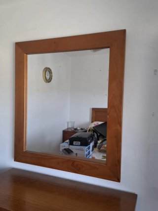 Dormitorio matrimonio con cómoda y espejo.
