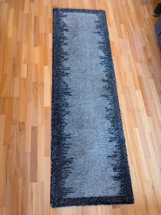 Alfombra pasillera gris y negra