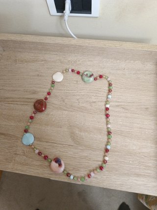 Collar largo con cuentas y colgantes