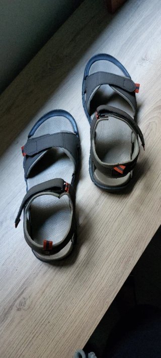 Sandalias de senderismo marrones y beiges