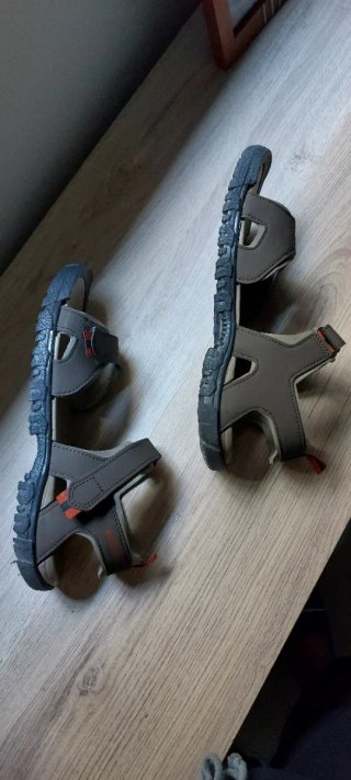 Sandalias de senderismo marrones y beiges