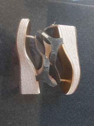 Sandalias Michael Kors Doradas y Plateadas