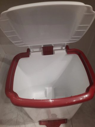 Cubo de basura sin estrenar color blanco y burdeos