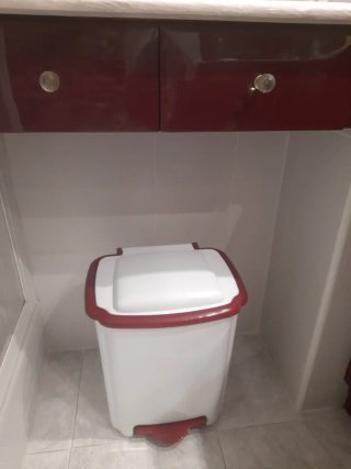 Cubo de basura sin estrenar color blanco y burdeos