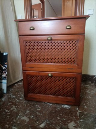 Zapatero de madera con rejilla