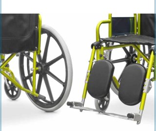 Silla de ruedas plegable con reposapiés
