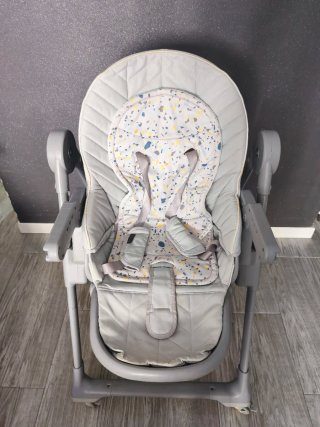 Trona con ruedas kinderktaf de bebé gris.