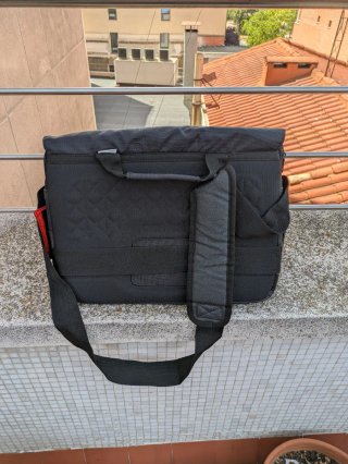 Bandolera maletín portátil negro/rojo.