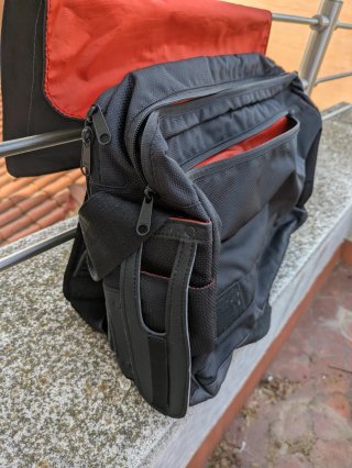 Bandolera maletín portátil negro/rojo.